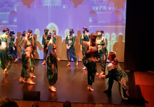 Kopciuszek - taniec arabski - tancerki w zielono - złotych kostiumach, Książę przymierza pantofelek jednej z nich